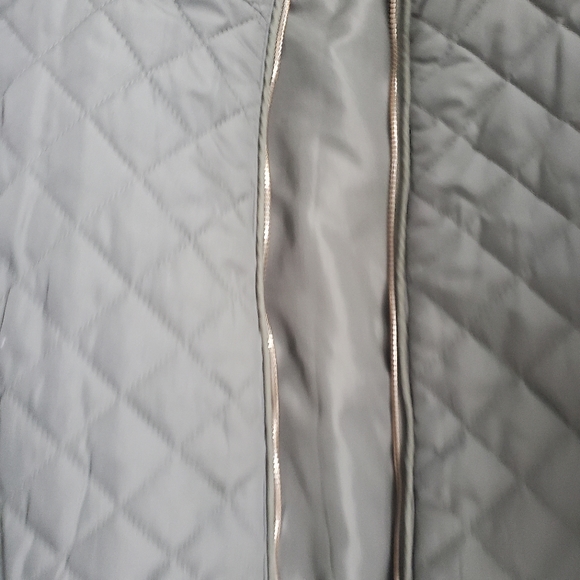 Green vest size medium women's by mini brand, gold details - Picture 5 of 5